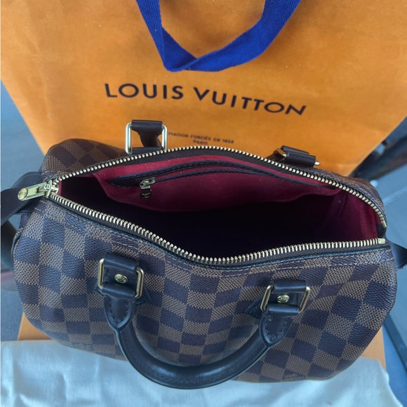 Selling my LV Speedy 25. Parting ways with this bag to purchase a bigger one. - Picture 2 of 7